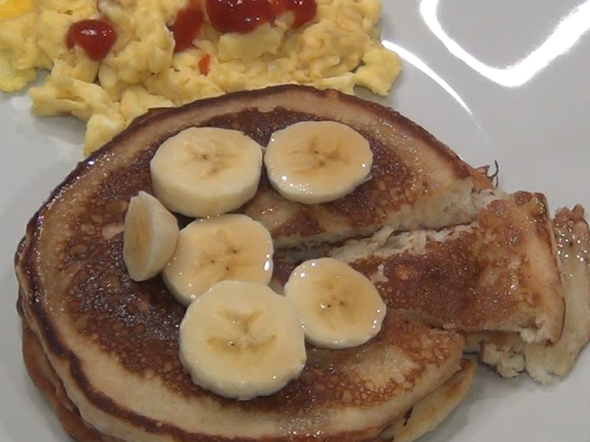 Cómo Preparar Un Rico Desayuno De Hot Cakes Con Almendras - La Cocina De Sol