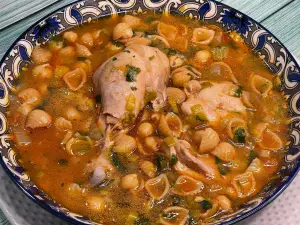 Read more about the article Cómo Hacer Un Delicióso Caldo De Pollo Con Garbanzo