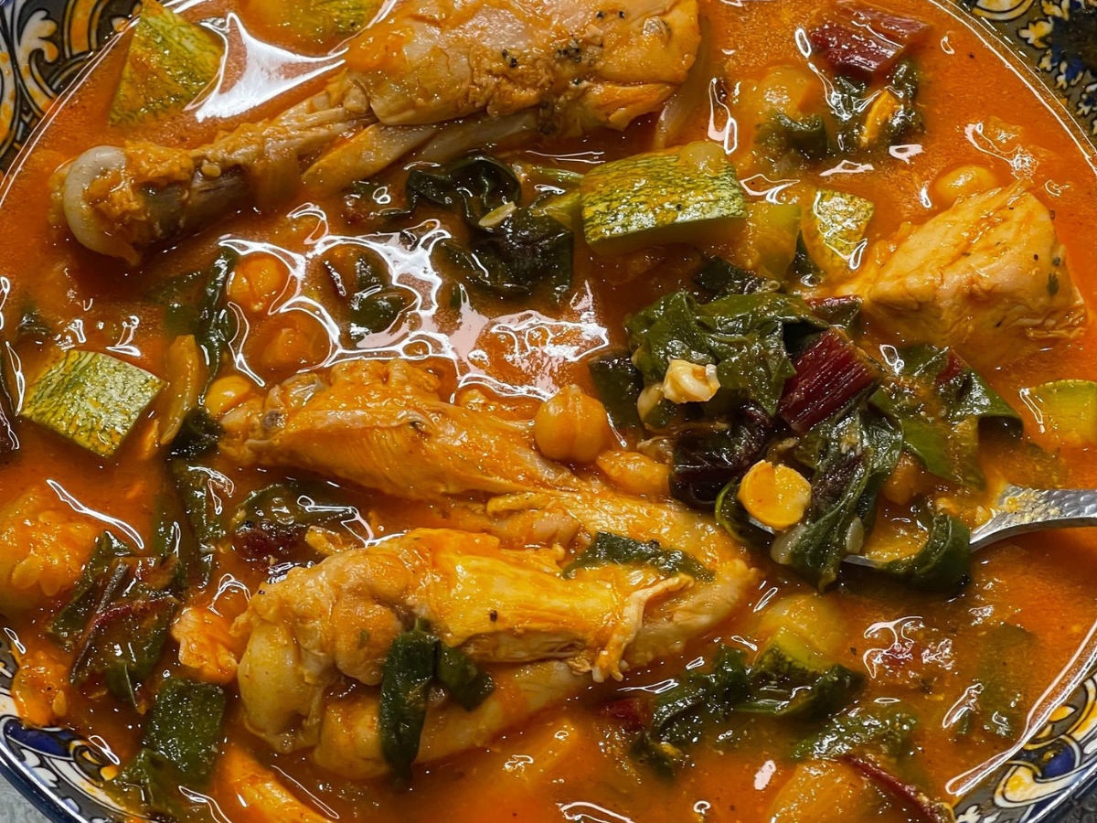 You are currently viewing Rico Guisado Casero De Pollo Con Acelgas Calabacitas y Garbanzos