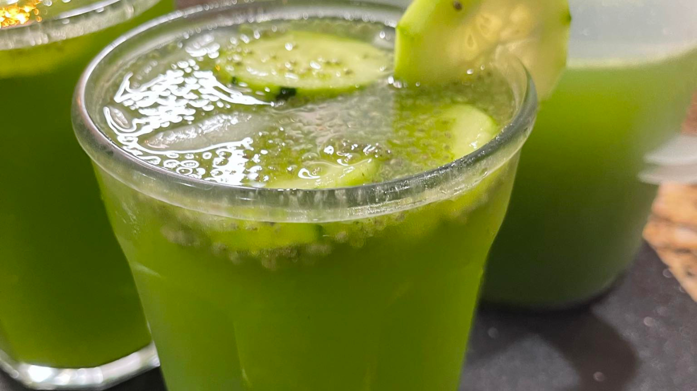 You are currently viewing Cómo Hacer Una Rica Agua De Pepino Con Limón Chia Perejil Refrescante y Saludable.