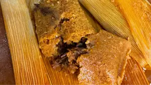 Read more about the article Tamales Rojo Con Carne De Puerco Receta Paso a Paso