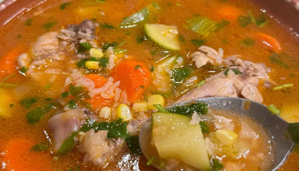 Caldo De pollo Entomatado Con Arroz y Verduras