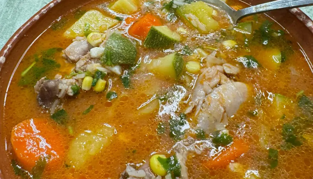 Un-Buen-Caldo-De- pollo-Entomatado- Con-Arroz-y-Verduras-