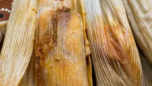 Read more about the article Receta Sabrosos Tamales de Pollo con Verduras en Salsa Roja