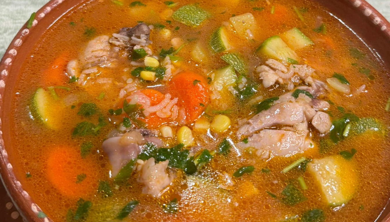 You are currently viewing Cómo Hacer Un Buen Caldo De pollo Entomatado Con Arroz y Verduras